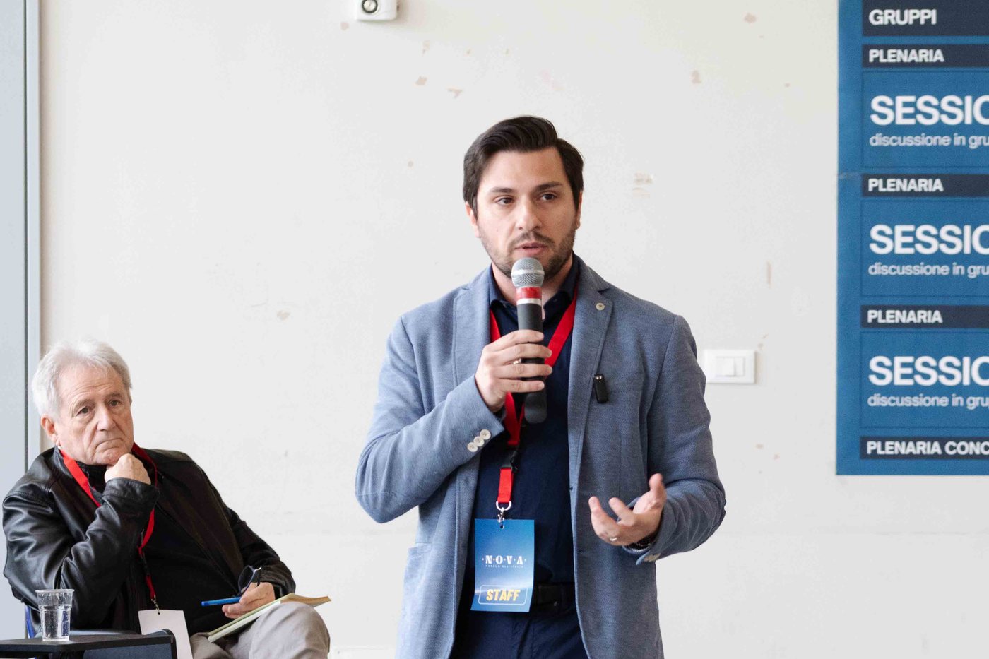 Cristiano Fanelli interviene al microfono durante un incontro pubblico