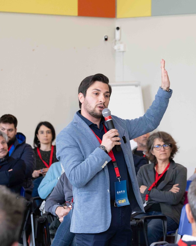 Cristiano Fanelli, con il microfono, interviene davanti ai partecipanti
