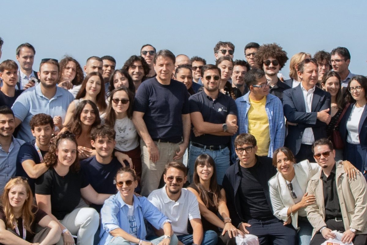 Foto di gruppo dei partecipanti alla summer school, all'aperto