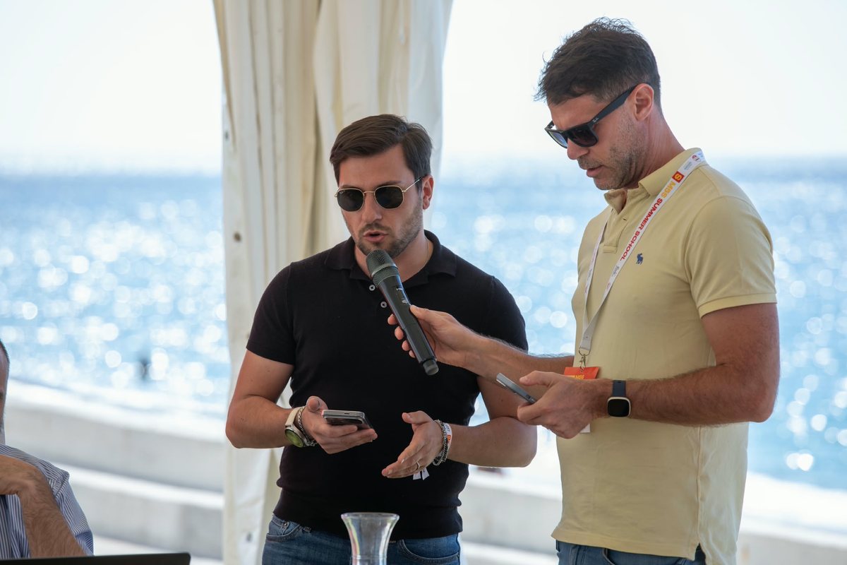 Cristiano Fanelli interviene al microfono, con il mare sullo sfondo